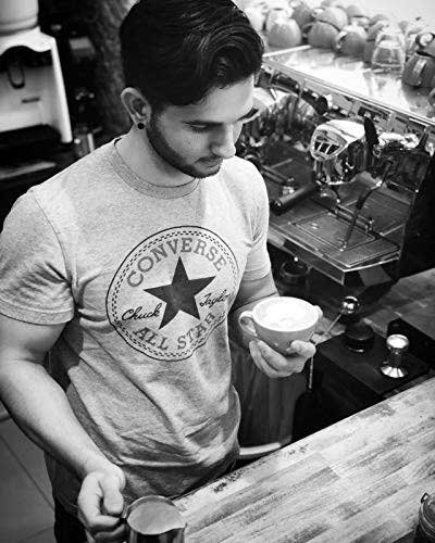 Barista en Boconó Specialty coffee preparando un café de especialidad